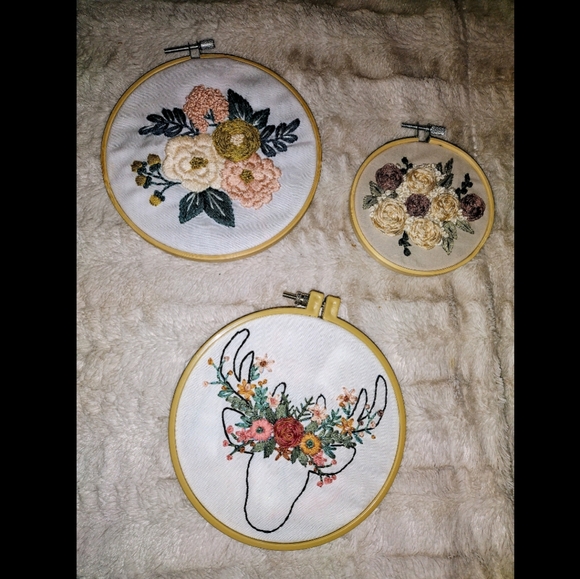🌸🦌Hand Embroidered beautiful "Deerly Unbeloved" - Picture 6 of 13